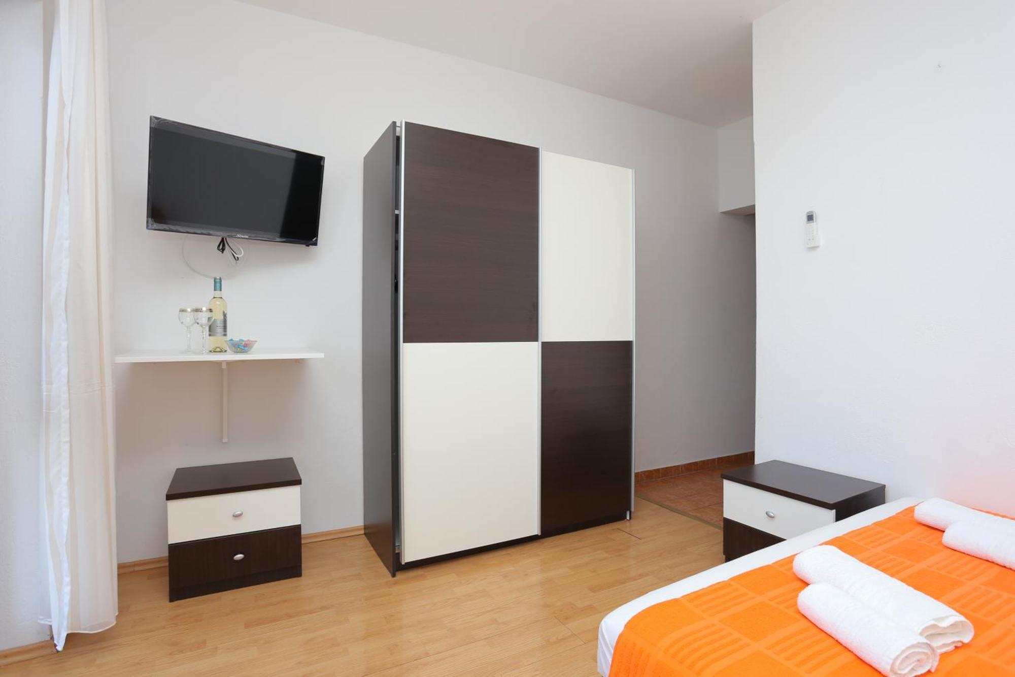 Apartments By The Sea Brela, Makarska - 2718 Bilik gambar